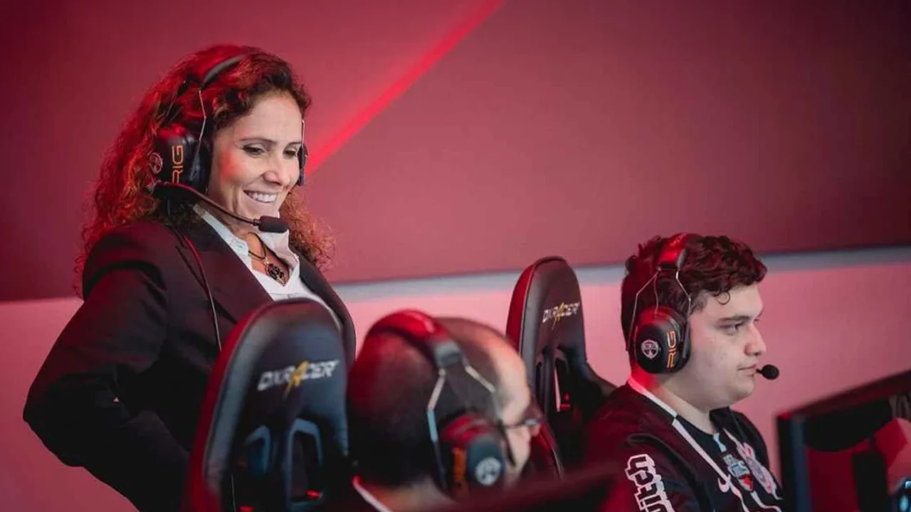 Psicóloga da Red Canids Corinthians conta experiência de ser 'técnica por um dia' no CBLoL