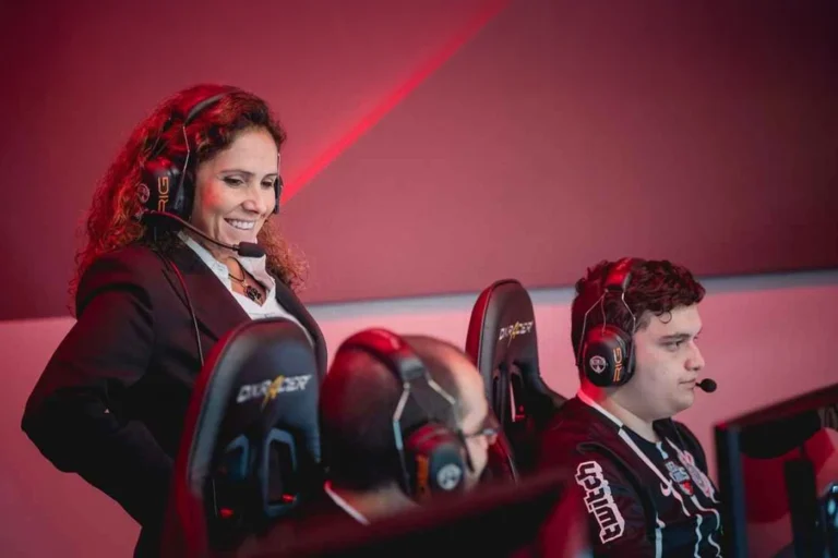 Psicóloga da Red Canids Corinthians conta experiência de ser 'técnica por um dia' no CBLoL
